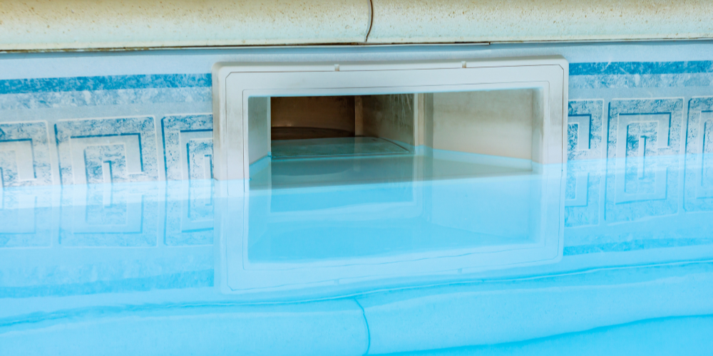 Skimmer de piscine montrant un niveau d’eau anormal, signe potentiel d’une fuite d’eau sur skimmer.