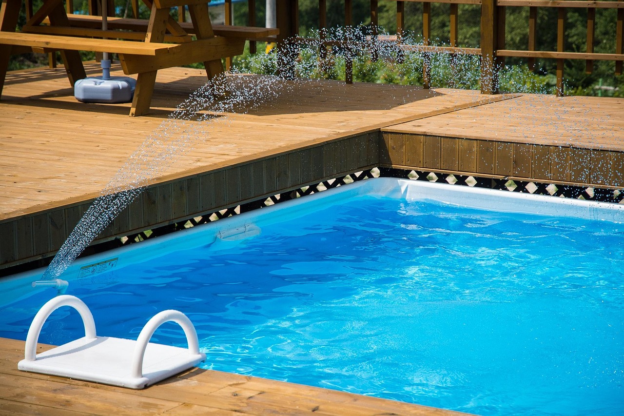 Vue d’une piscine hors-sol avec terrasse en bois, illustrant un potentiel problème de fuite sur liner