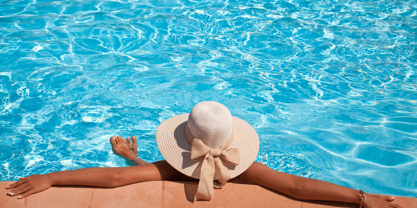 Femme se relaxant au bord d’une piscine, illustrant l’importance de l’assurance fuite sur piscine pour profiter sereinement de son bassin.