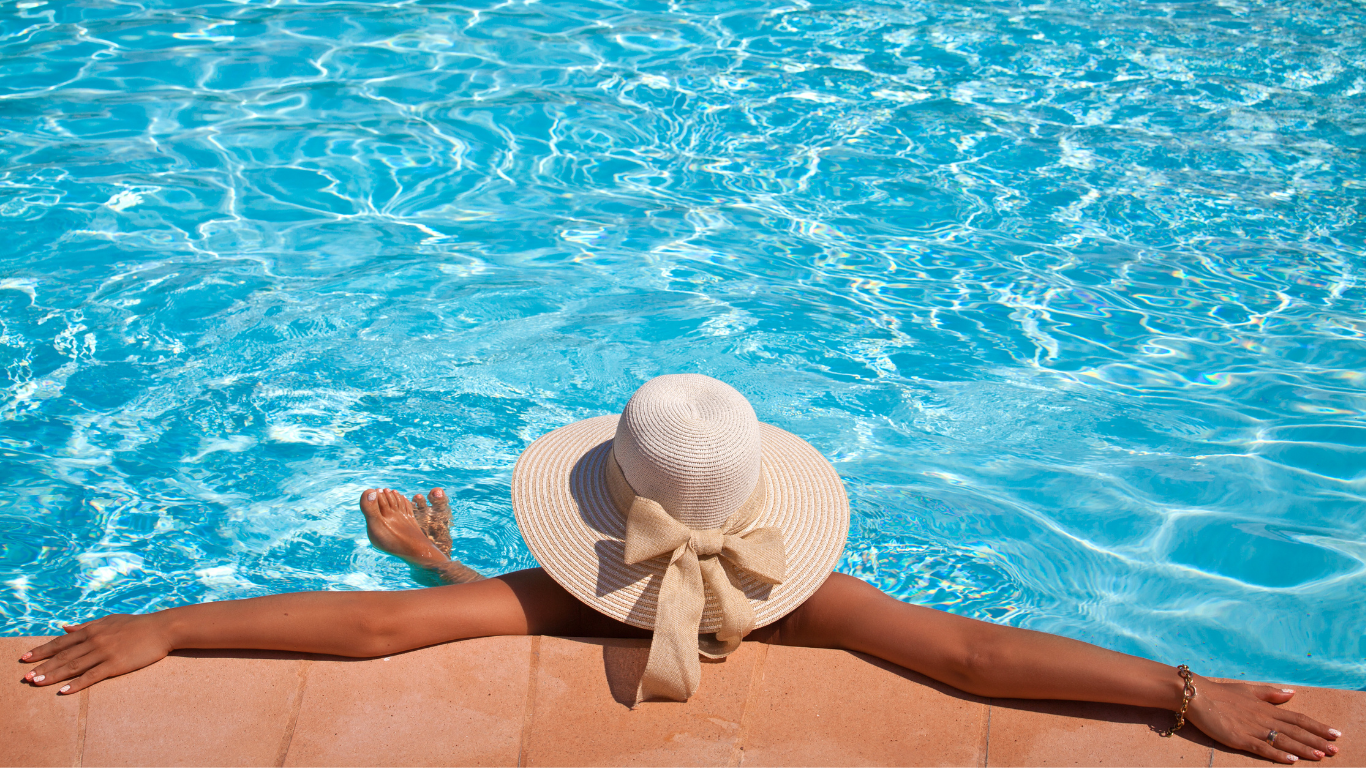 Femme se relaxant au bord d’une piscine, illustrant l’importance de l’assurance fuite sur piscine pour profiter sereinement de son bassin.