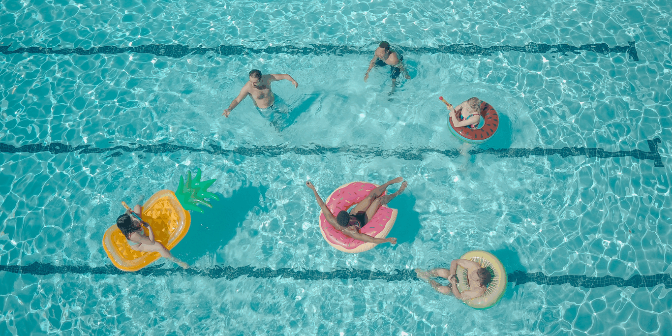 Personnes dans une piscine avec bouées, illustrant une piscine en usage malgré une fuite sur buse de refoulement non détectée.