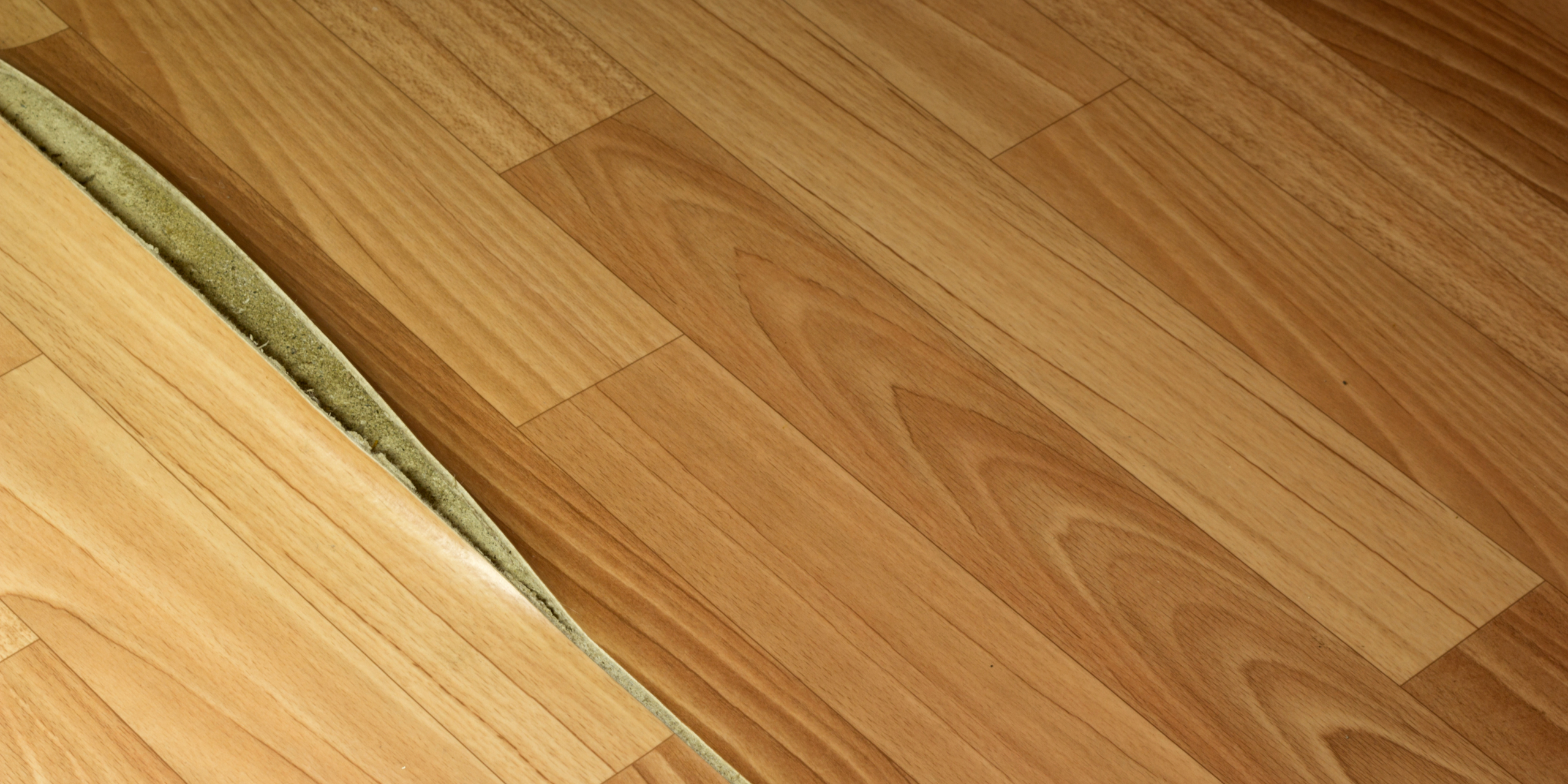 Mon sol gondole : lames de parquet soulevées par l’humidité ou une fuite d’eau
