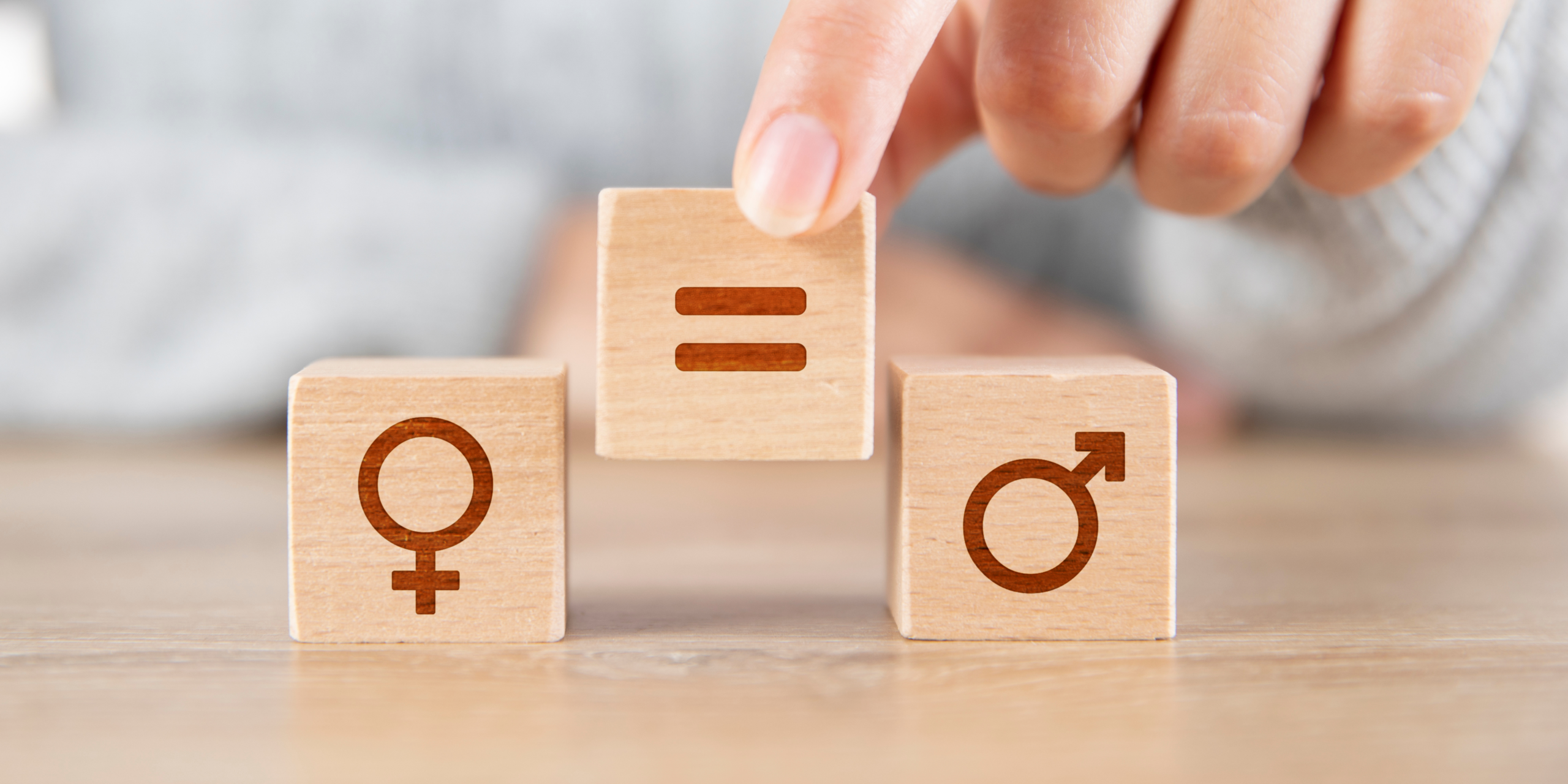 Blocs en bois avec symboles femme, homme et signe égal illustrant l’Index d’égalité professionnelle H/F.